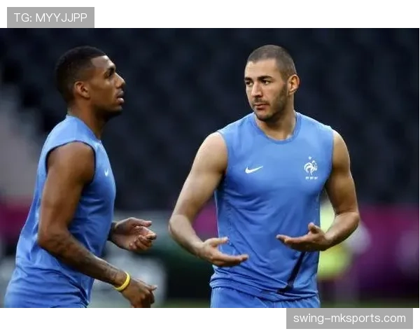 卡里姆·本泽马开启职业新篇章，传奇前锋下一步走向引发热议